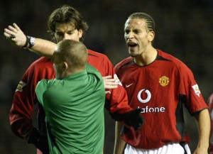 MANCHESTER UNITED'S FERDINAND AND VAN NISTELROOY ARGUE WITH THE REFEREE DURING THEIR ENGLISH PREMIER ...